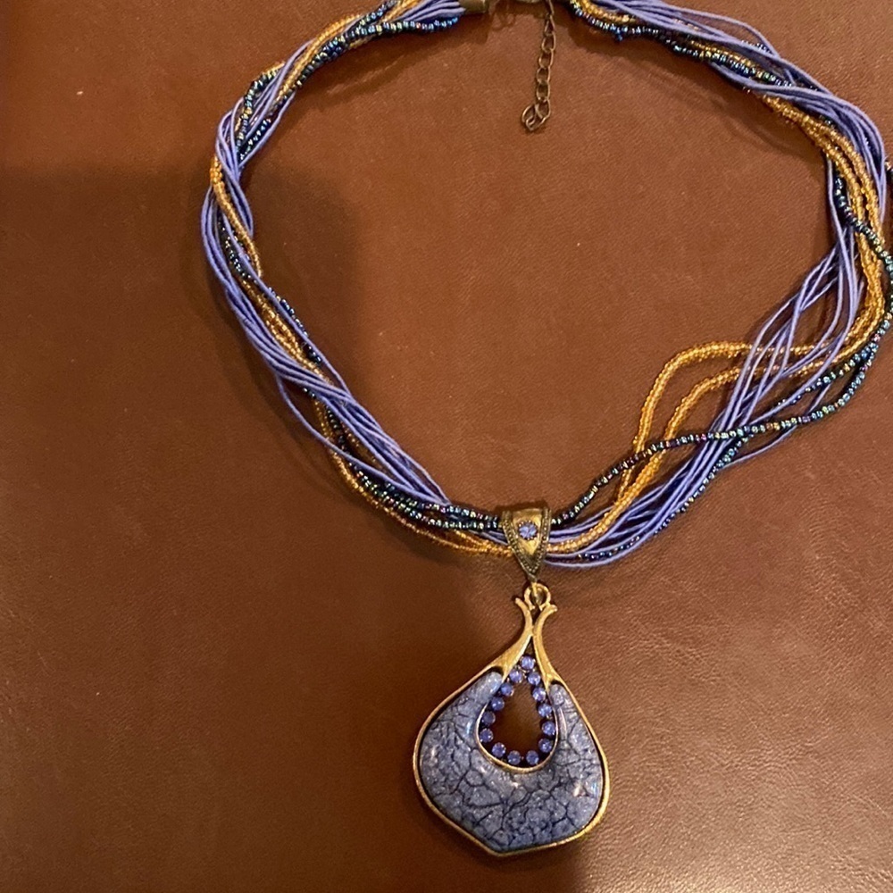 BEAUTIFUL blue necklace.